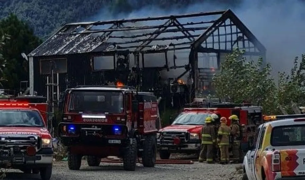 Sospechas sobre la intencionalidad del incendio que consumió el galpón de energía renovable