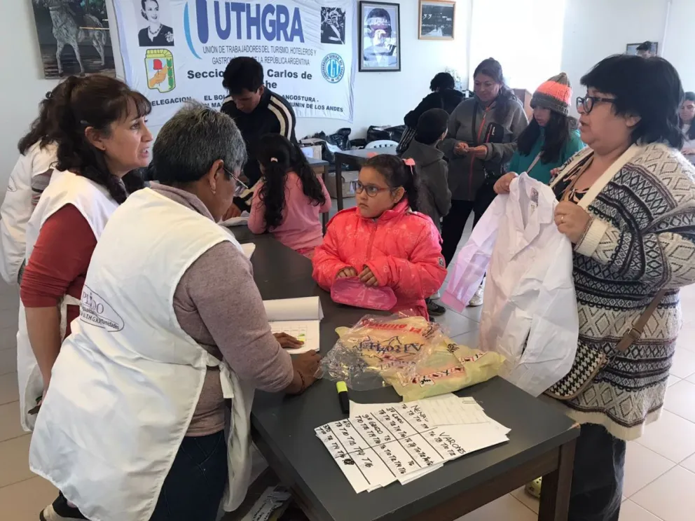 UTHGRA Bariloche entregó útiles escolares y guardapolvos a sus afiliados