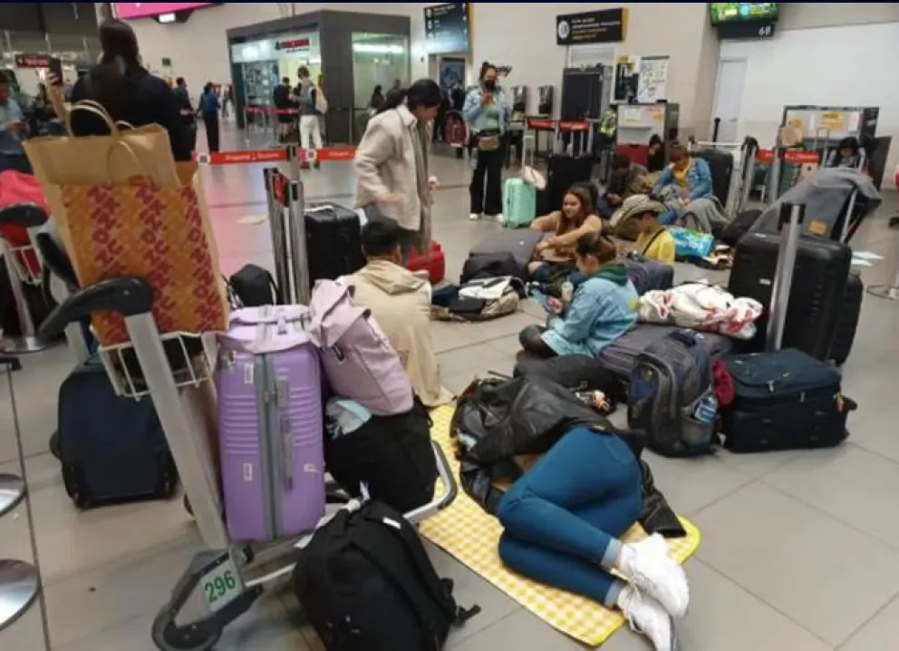 Una aerolínea lowcost colombiana quebró y hay decenas de argentinos varados en Bogotá 