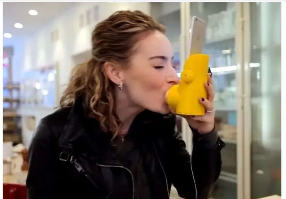 ¡Insólito! inventaron un aparato que da besos a distancia