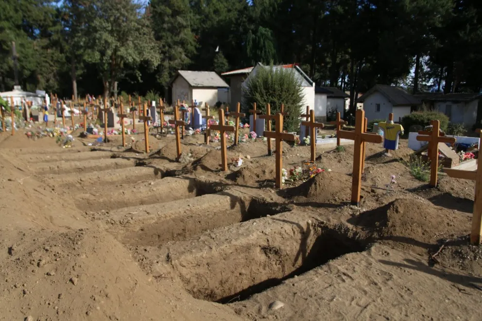"No hay más lugar en el cementerio y cortan calles para trasladar los ataúdes"