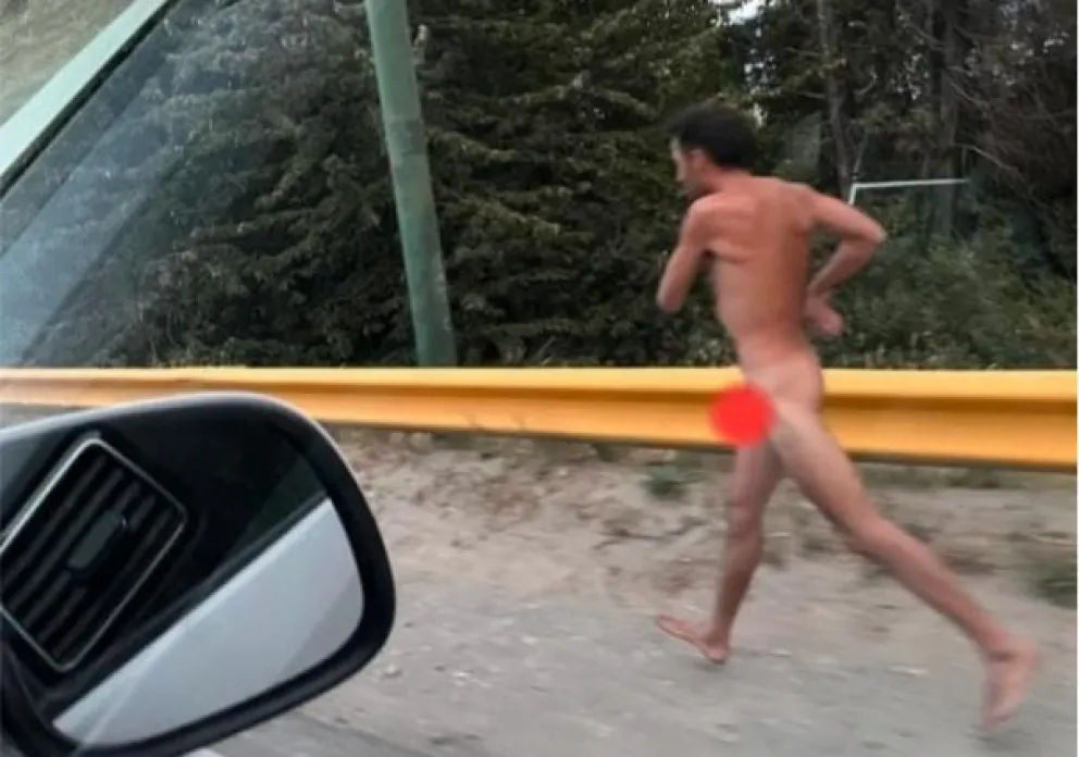 Corría totalmente desnudo sobre la banquina de Avenida de los Pioneros 