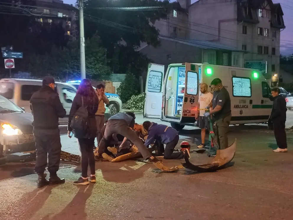 Un motociclista debió ser trasladado en ambulancia tras fuerte choque contra un auto