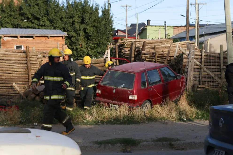 Se quedó sin frenos y terminó en el terreno de una maderera