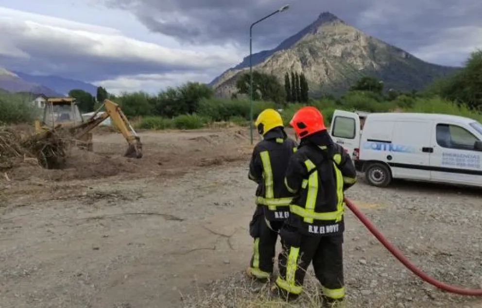 Una máquina retroexcavadora rompió un caño y produjo un escape de gas