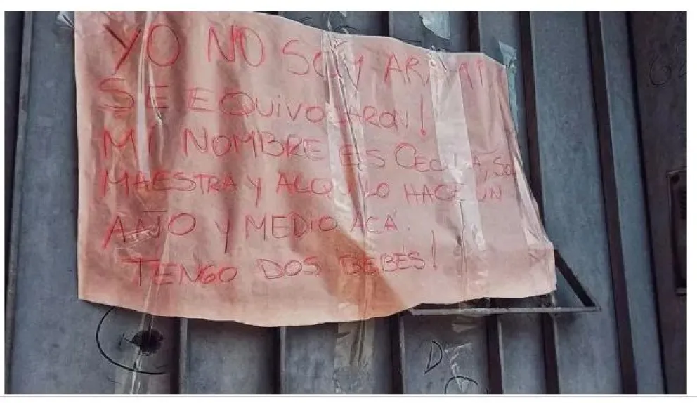 Desgarrador: una maestra de Rosario tuvo que poner un triste cartel para que no le vuelvan a balear la casa