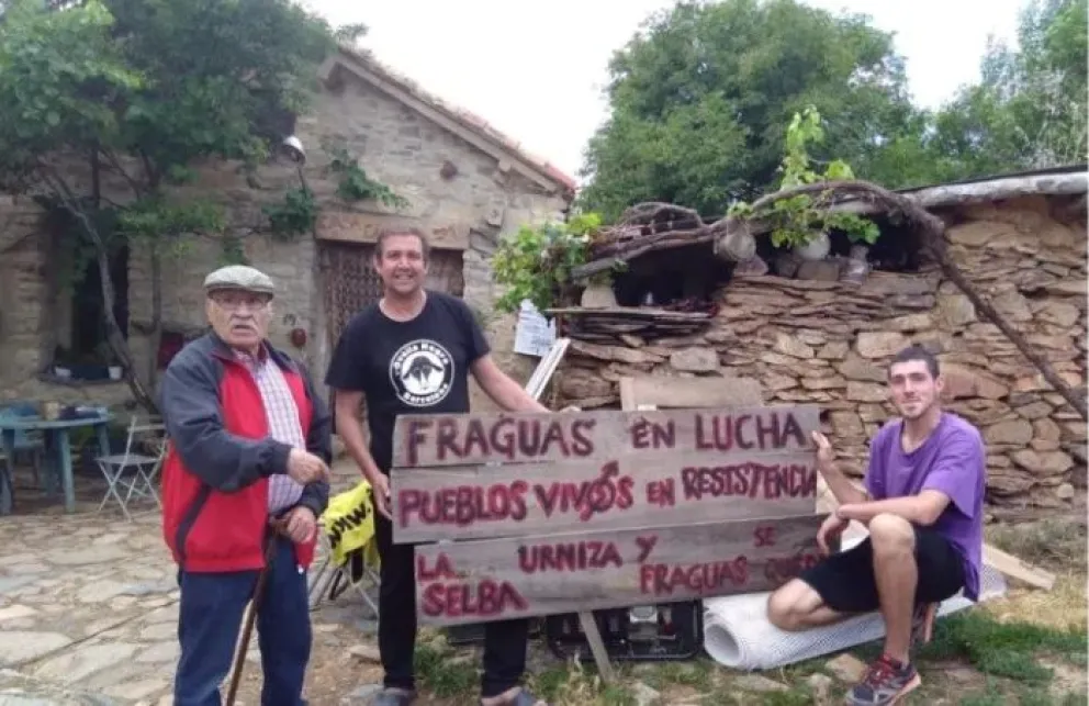 Un grupo de jóvenes reacondicionó un pueblo abandonado y ahora podrían ir presos