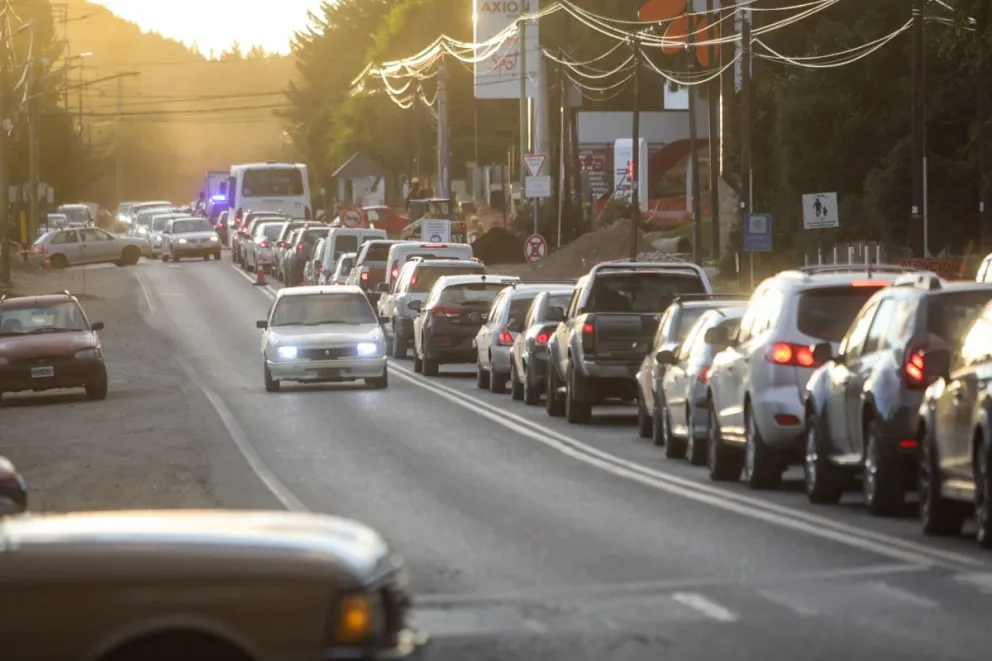 La eterna fila hacia el centro de la ciudad: entre el enojo y la resignación