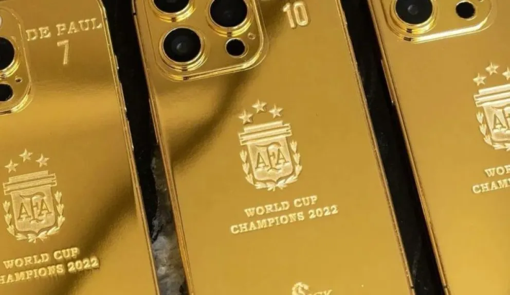 Fin del misterio: cómo son y cuánto cuestan los iPhone de oro que recibieron los jugadores de la Selección  