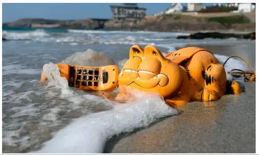Insólito: una playa de Francia apareció repleta de teléfonos gigantes de Garfield 