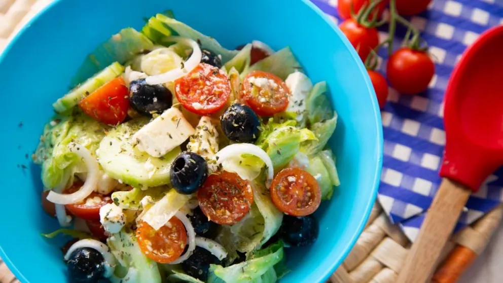 Almuerzo fresco en 15 minutos: ensalada griega con pepino