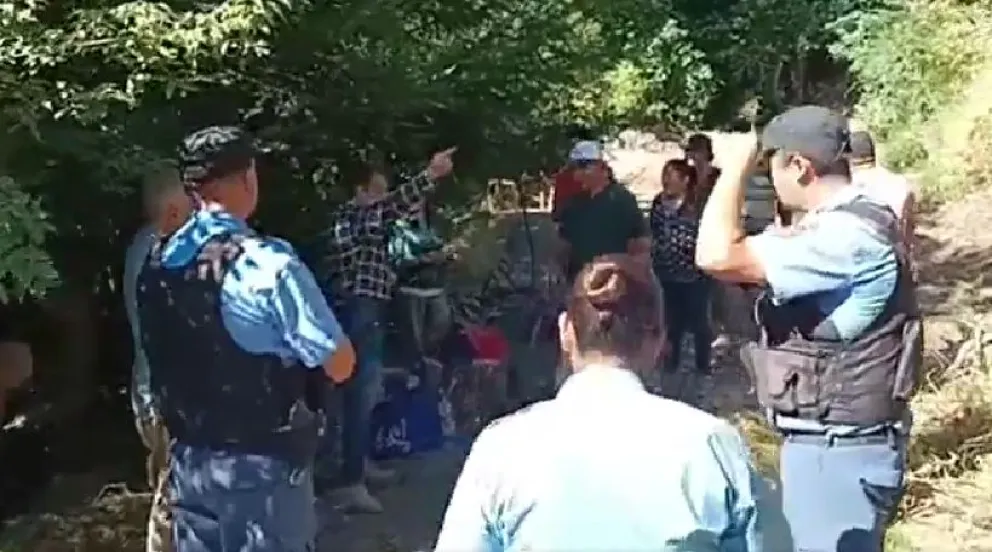 Mapuches comenzaron a construir una vivienda, se cruzaron con los vecinos y los denunció el Municipio