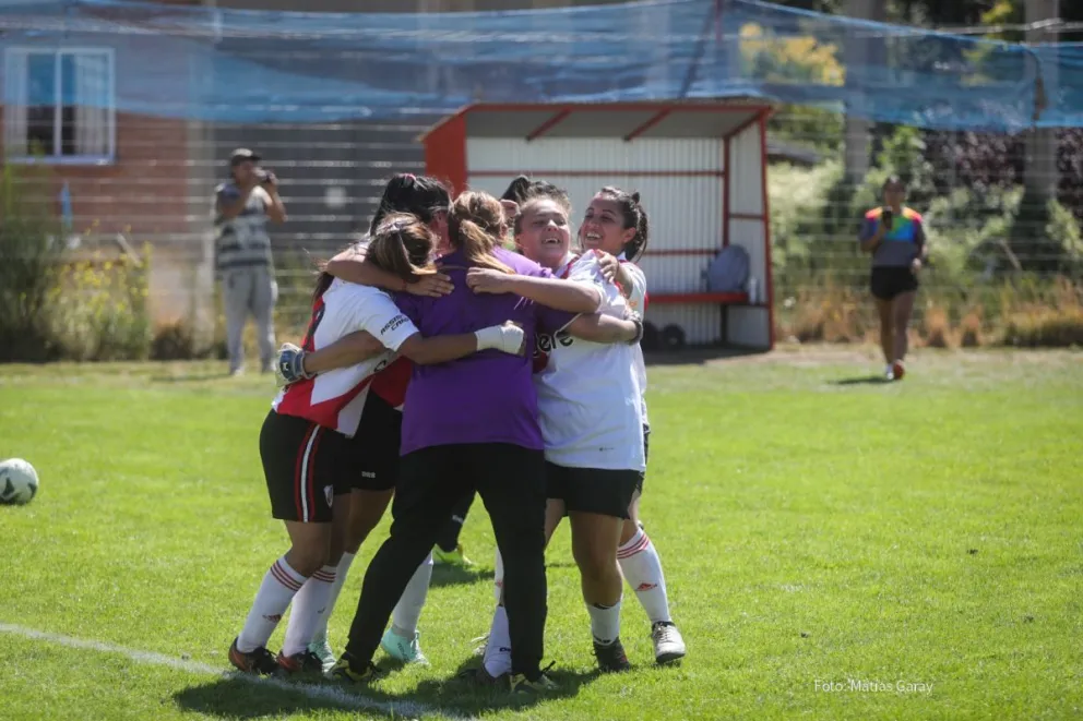 Deportivo Estrella, Fenix, El Team y La Peña a semis