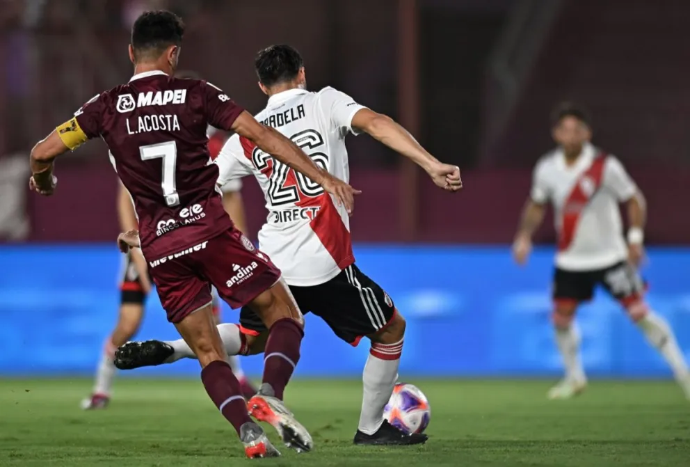 Con el VAR como protagonista River venció a Lanús y lo alcanzó en la cima