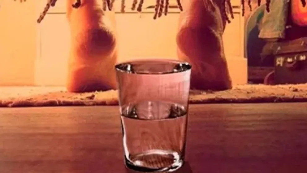 Aconsejan poner un vaso con agua abajo de la cama contra las malas energías 