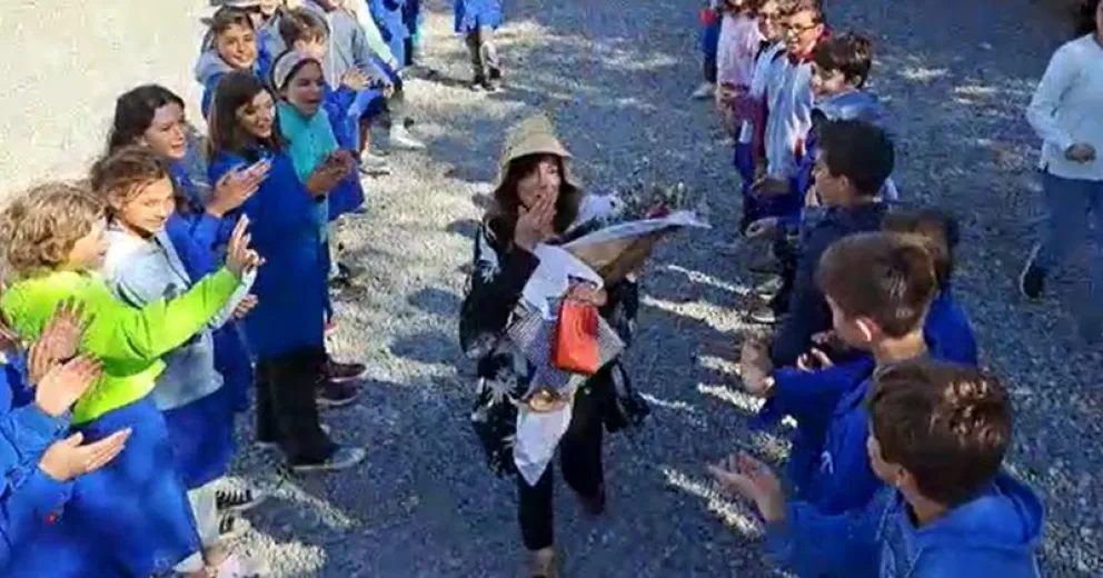 Mirá el video: emocionante y colorida despedida para Vero, la vicedirectora que se jubiló
