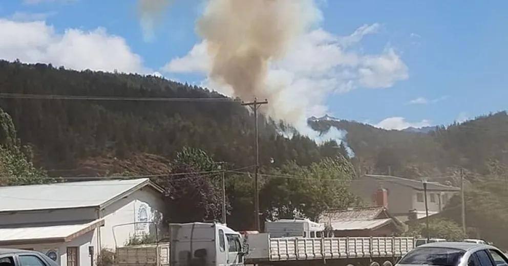Gran incendio forestal en El Bolsón con numerosos focos activos