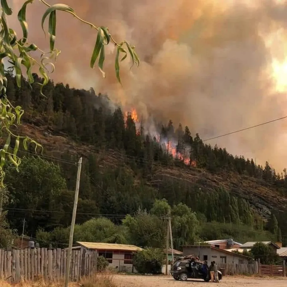 Confirman que frenaron las llamas y no hay riesgo de viviendas, aunque el incendio sigue activo
