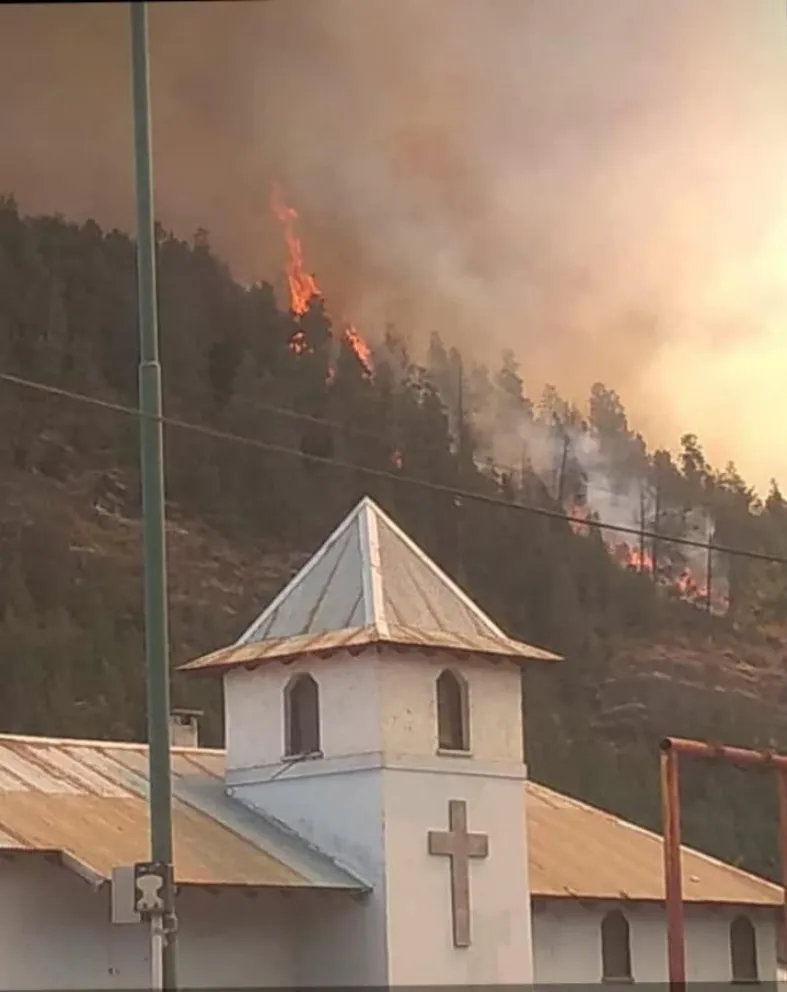 Videos: Así combatían los medios aéreos el incendio en El Bolsón