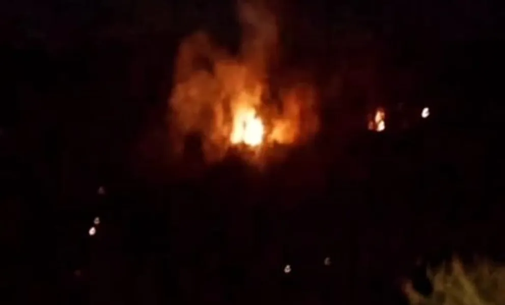 Brigadistas combaten de noche tres incendios en la Comarca Andina