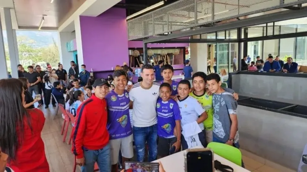 Scaloni emocionado en El Salvador con el cálido recibimiento de un grupo de nenes: el inesperado gesto con el DT