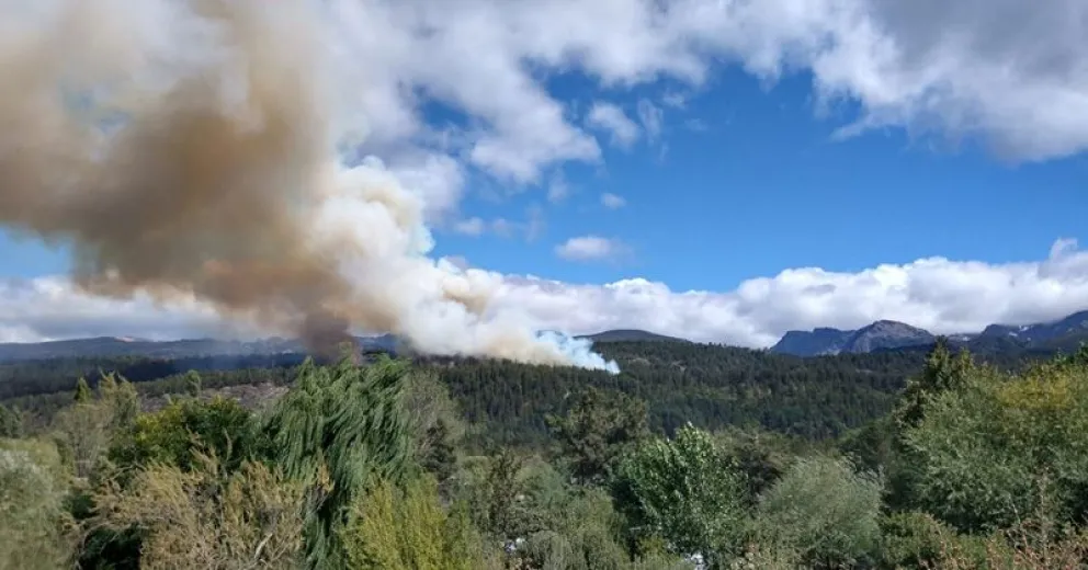 El incendio en El Bolsón está fuera de control, hay familias autoevacuándose y la situación es desesperante