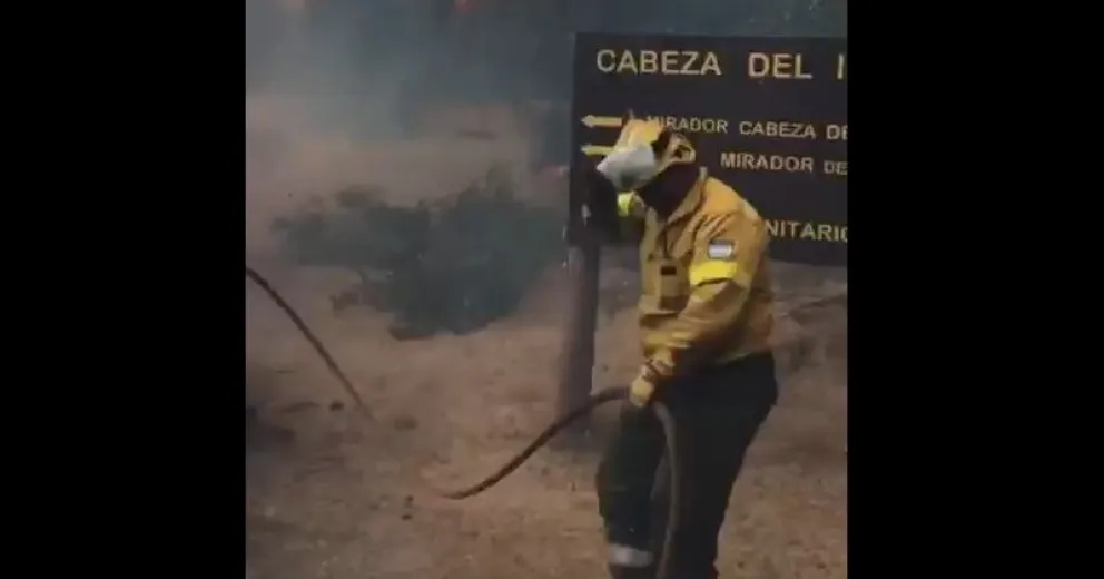 VIDEO: Así tuvieron que retroceder los brigadistas ante el fuego descontrolado por el viento 