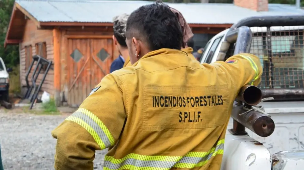 Provincia asiste a las familias afectadas por el incendio en El Bolsón