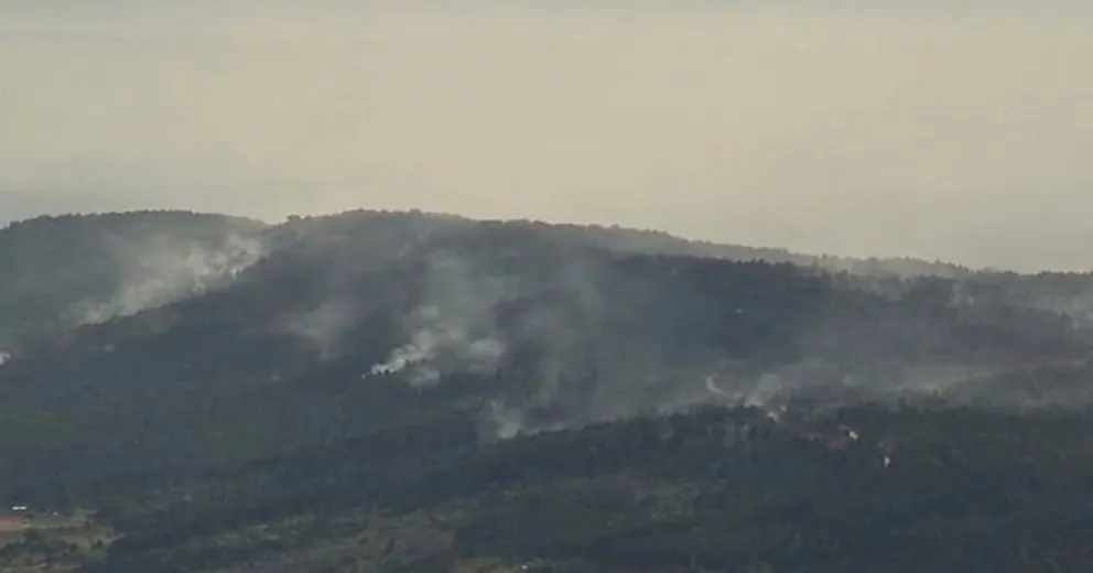 El incendio en El Bolsón sigue activo, aunque con menor intensidad y condiciones climáticas muy favorables