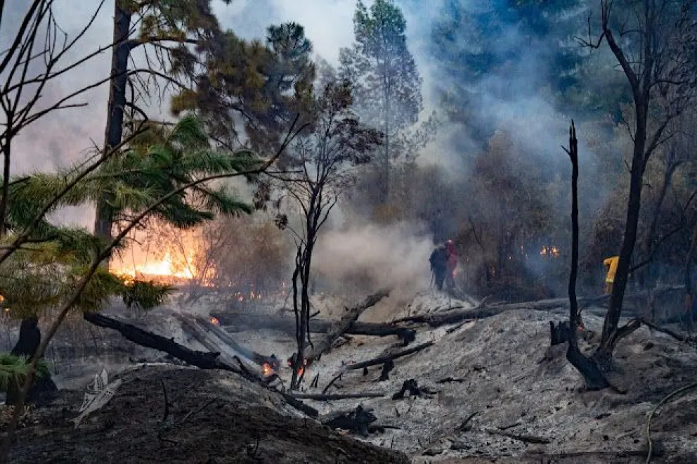 A pesar de que sigue activo, el fuego en El Bolsón no afectó más hectáreas