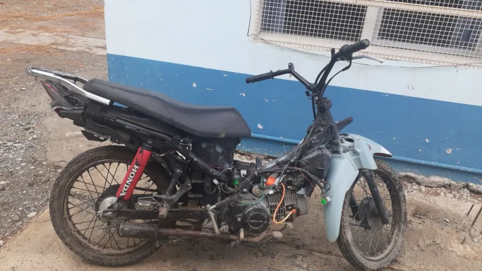 Menor trató de escapar al ver un patrullero: manejaba una moto robada