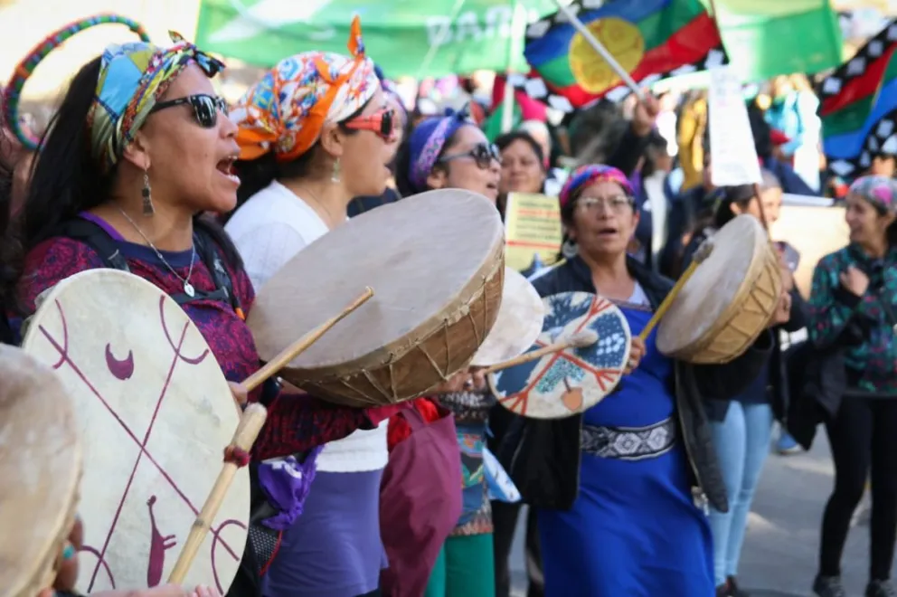 En Bariloche, la marcha por el Día de la Mujer tuvo un perfil mapuche