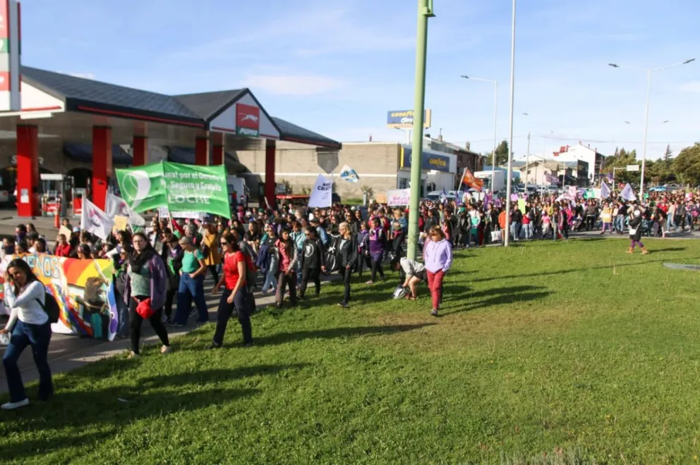 Multitudinaria marcha por el 8M en Bariloche