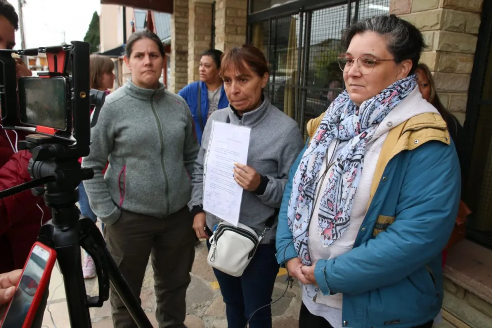 Reclamo de padres que no pueden enviar a sus hijos a la escuela por falta de transporte