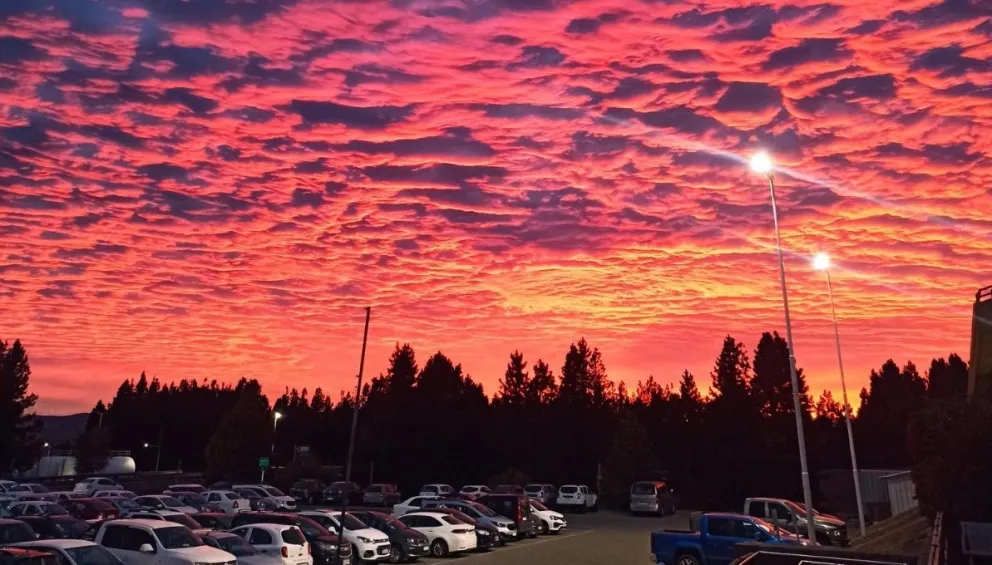 Impresionante amanecer en la ciudad de Bariloche 