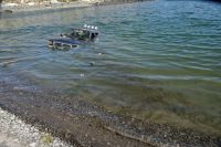 Mirá el video: rescataron una camioneta hundida en una laguna y multaron al dueño por contaminación