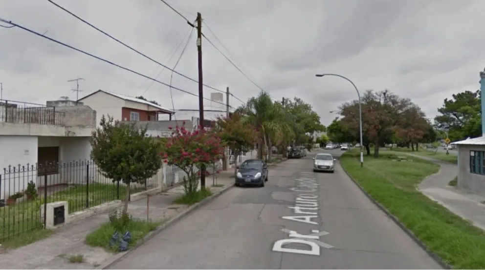 Un nene intentó defender a su mamá tirando una botella de agua a los ladrones