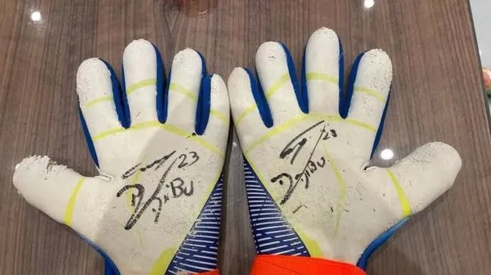La subasta de los guantes del Dibu aportó más de 40 mil dólares al Hospital Garrahan 