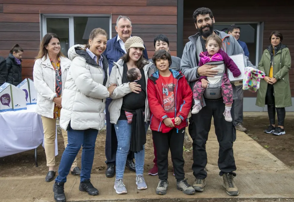 La gobernadora entregó 41 viviendas en El Frutillar