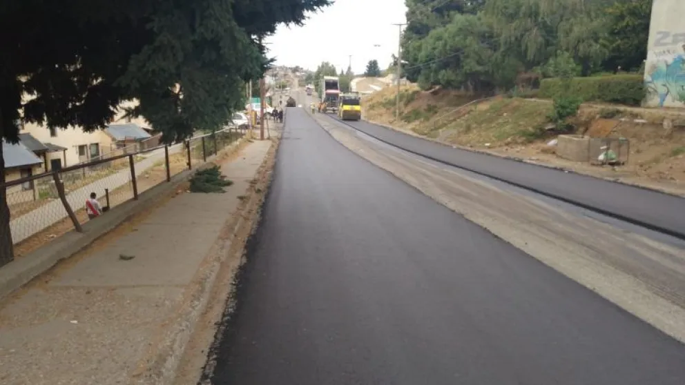 Siguen los trabajos de repavimentación de calles y solicitan no dejar autos estacionados 