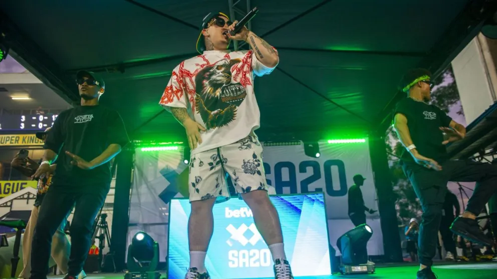 Impactante video: murió el rapero Costa Titch tras desplomarse en el escenario en pleno concierto