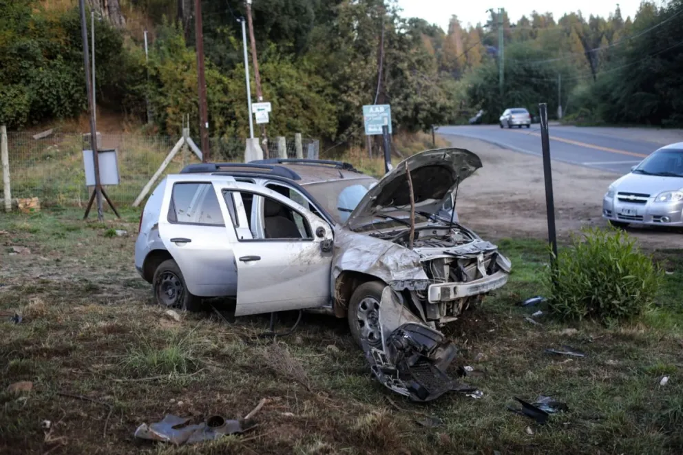 Perdió el control de su vehículo, chocó contra el guardarraíl y volcó en Pioneros