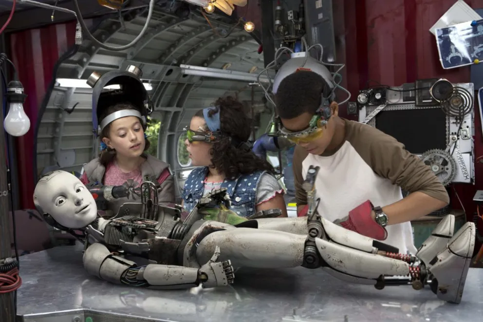 Títeres entrevistadores y una robot que se convierte en la mejor amiga de su fabricante niña