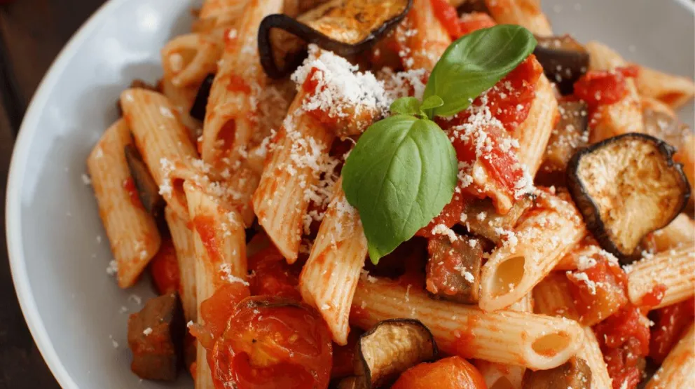 Listo en pocos minutos: fideos con berenjenas y tomate