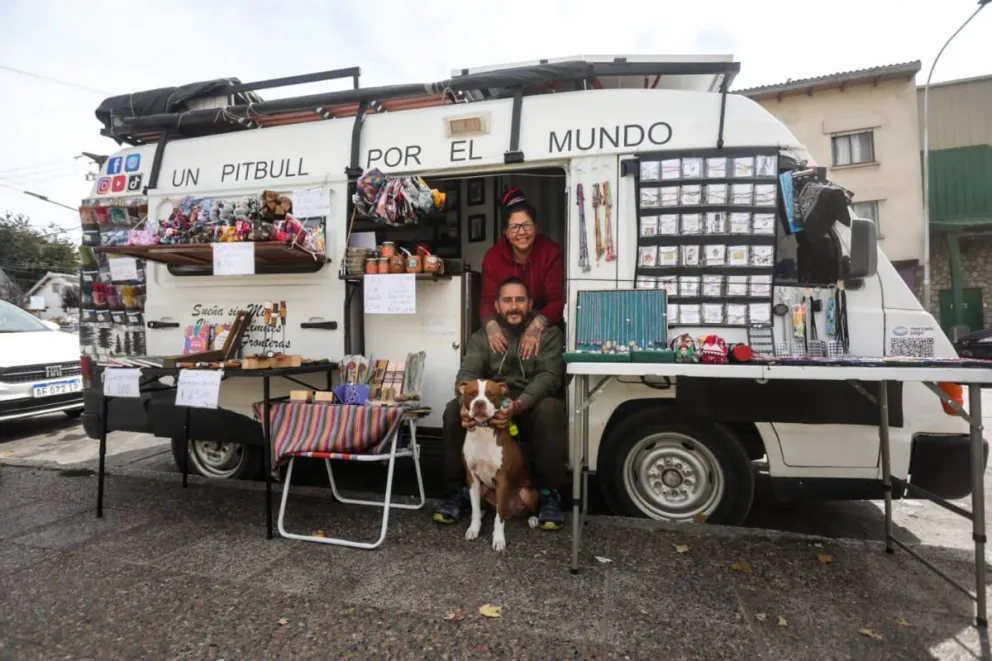 Una pareja y su pitbull en un viaje permanente