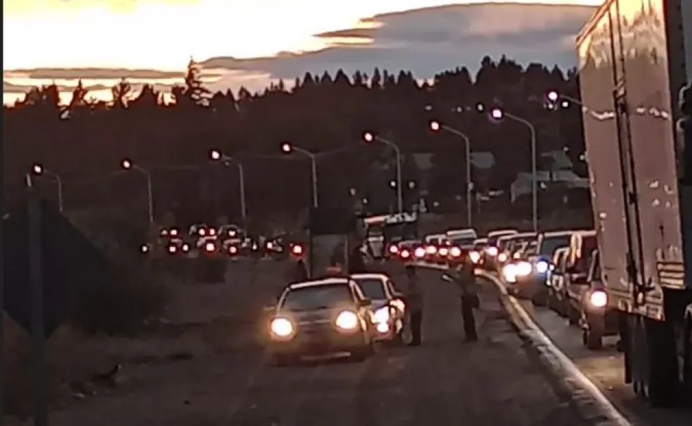 Imprudencia al volante: Infraccionaron a conductores que circulaban sobre la banquina 
