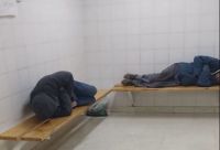 En Villa La Angostura, la gente duerme en carpas o en la guardia del hospital