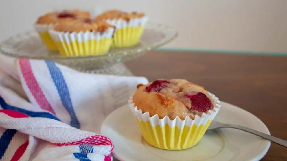 Cómo hacer muffins de frutilla y chocolate blanco