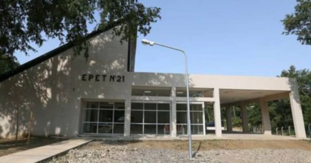Un alumno debió ser asistido debido a que se desplomó una placa de yeso sobre su cabeza 