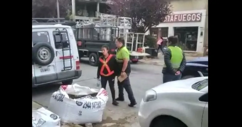 Evalúan suspender la licencia de conducir del hombre que golpeó al inspector de Tránsito